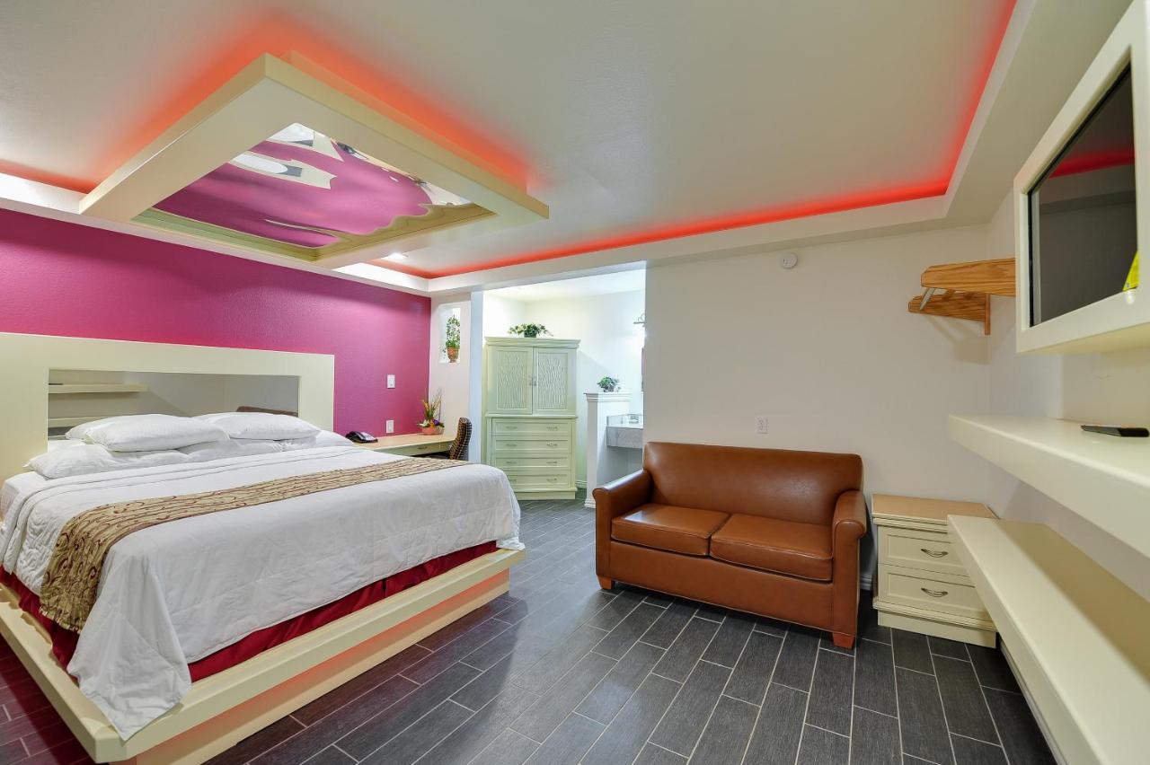 Executive Suite at Romantic Inn & Suites