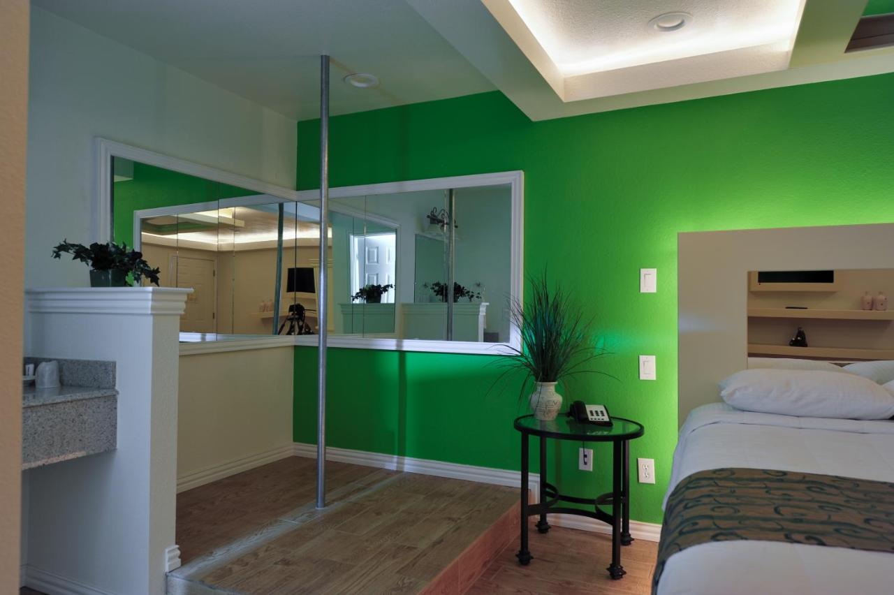 Romantic Suite at Romantic Inn & Suites