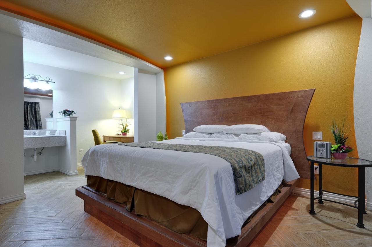 Dream Suite at Romantic Inn & Suites
