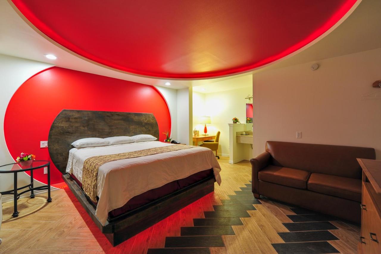 Dream Suite at Romantic Inn & Suites