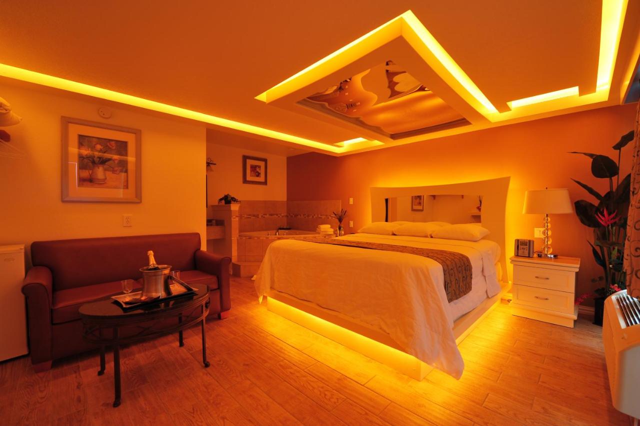 Honeymoon Suite at Romantic Inn & Suites
