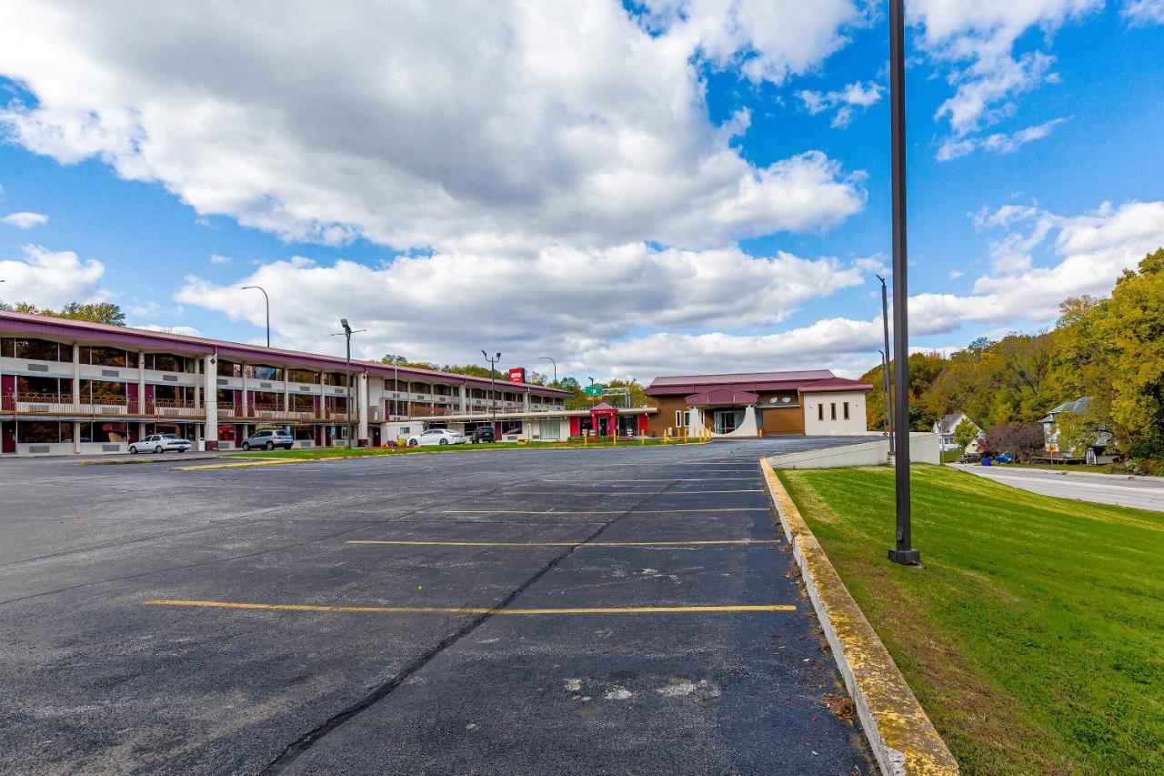 | OYO Hotel Moline Downtown IL I-74 North