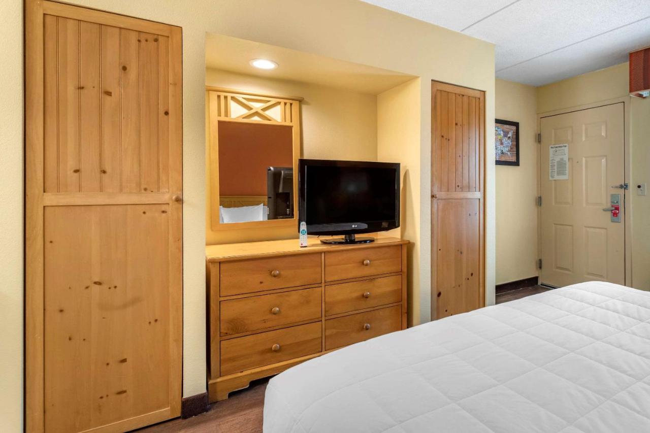King Room at Econo Lodge Pigeon Forge Riverside