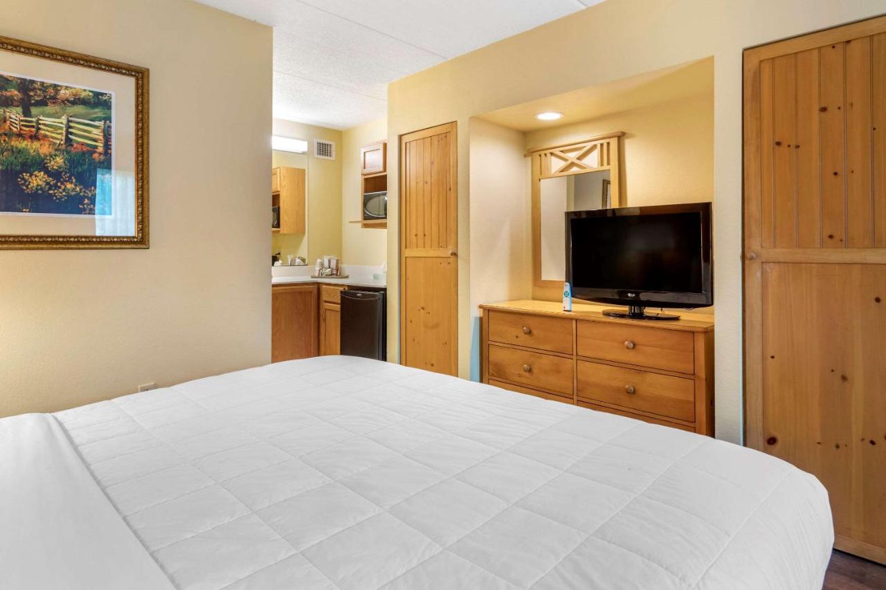 King Room at Econo Lodge Pigeon Forge Riverside