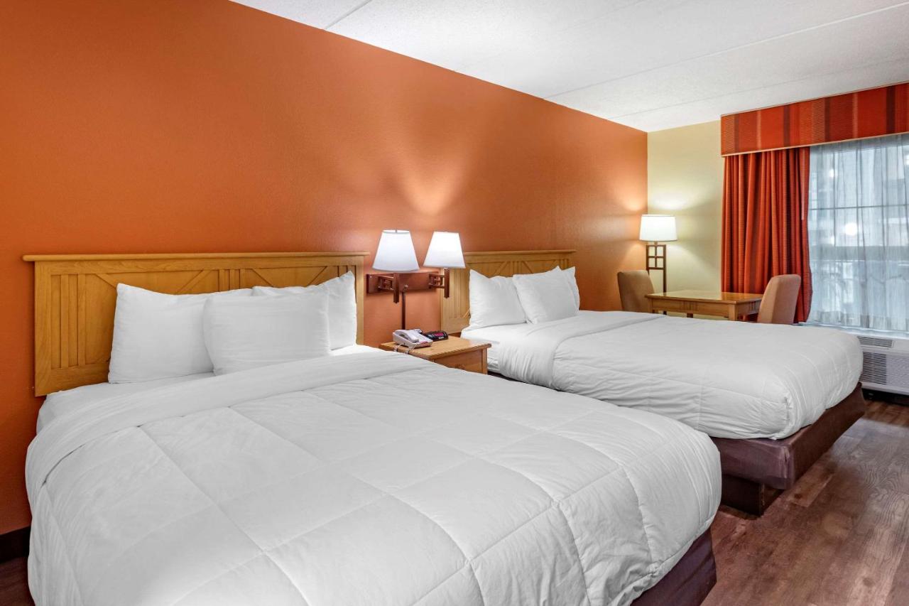 Queen Room - Non-Smoking at Econo Lodge Pigeon Forge Riverside