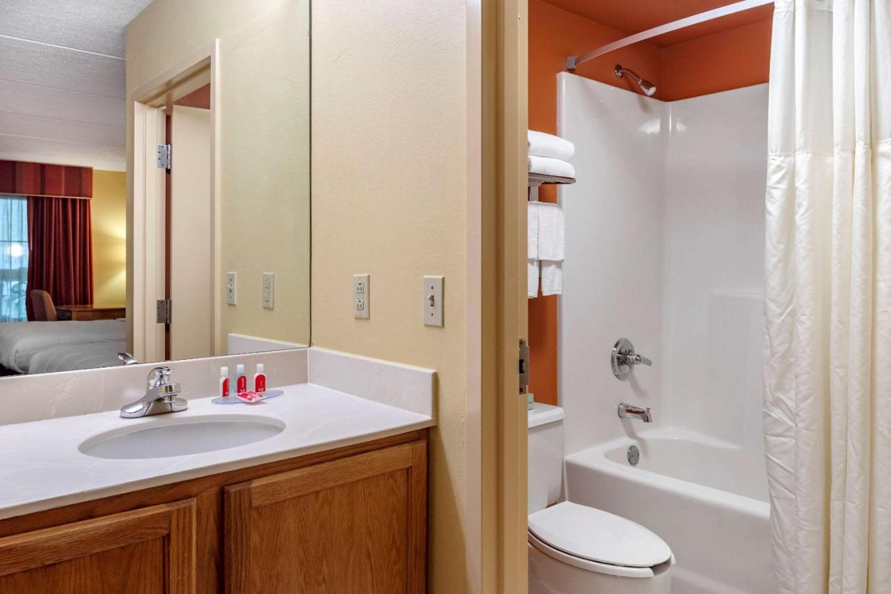 Queen Room - Non-Smoking at Econo Lodge Pigeon Forge Riverside