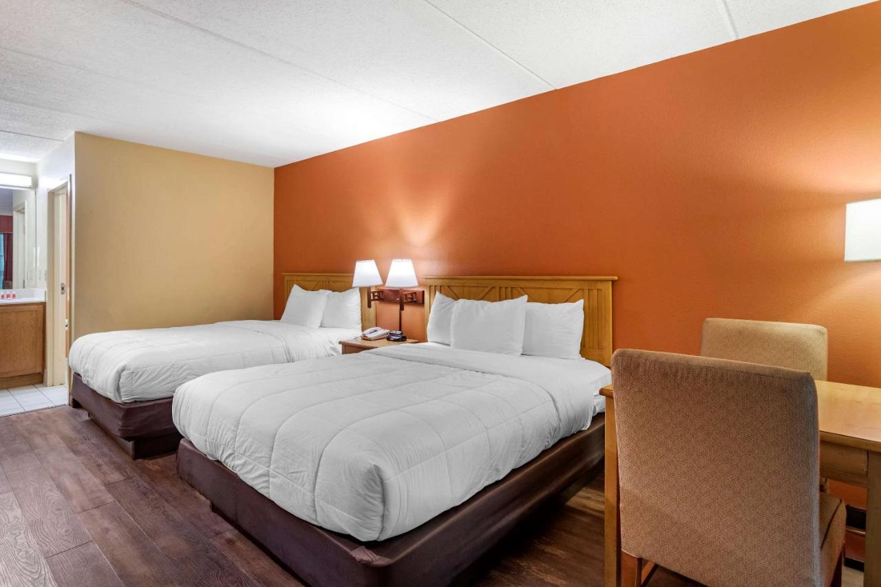 Queen Room - Non-Smoking at Econo Lodge Pigeon Forge Riverside