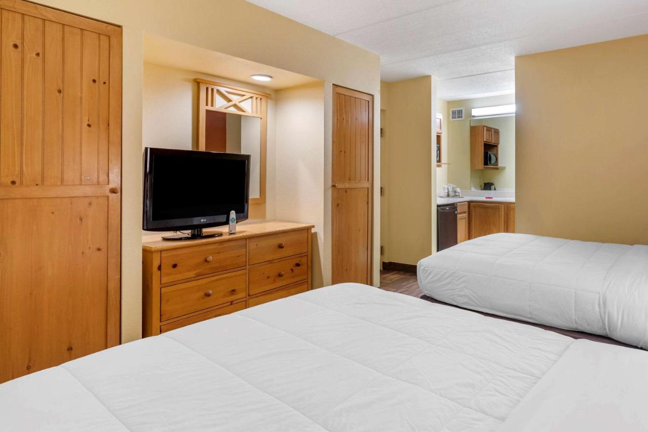 Queen Room - Non-Smoking at Econo Lodge Pigeon Forge Riverside