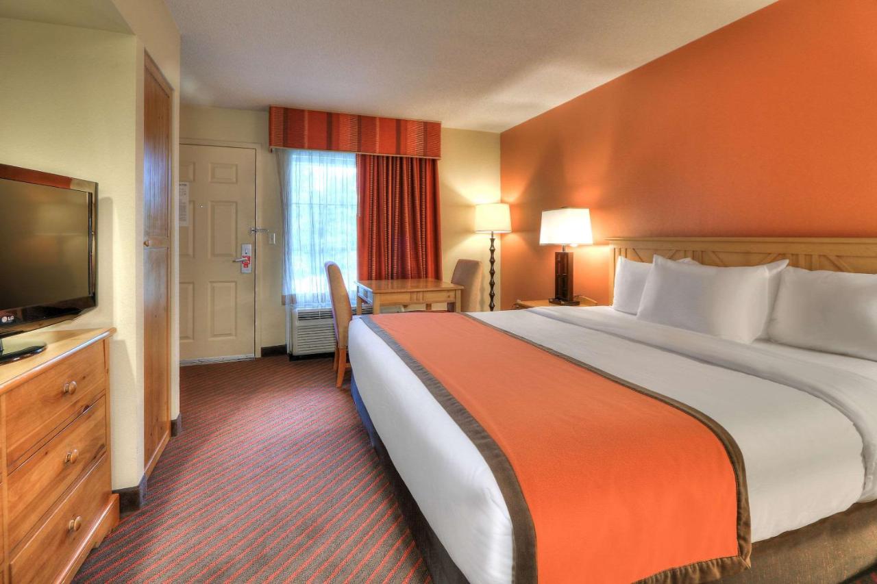King Room at Econo Lodge Pigeon Forge Riverside