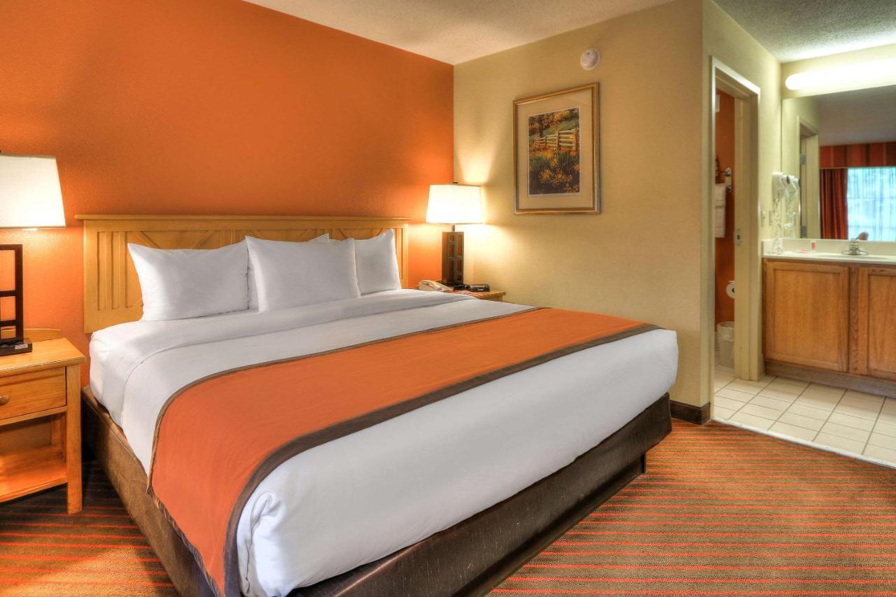 King Room at Econo Lodge Pigeon Forge Riverside