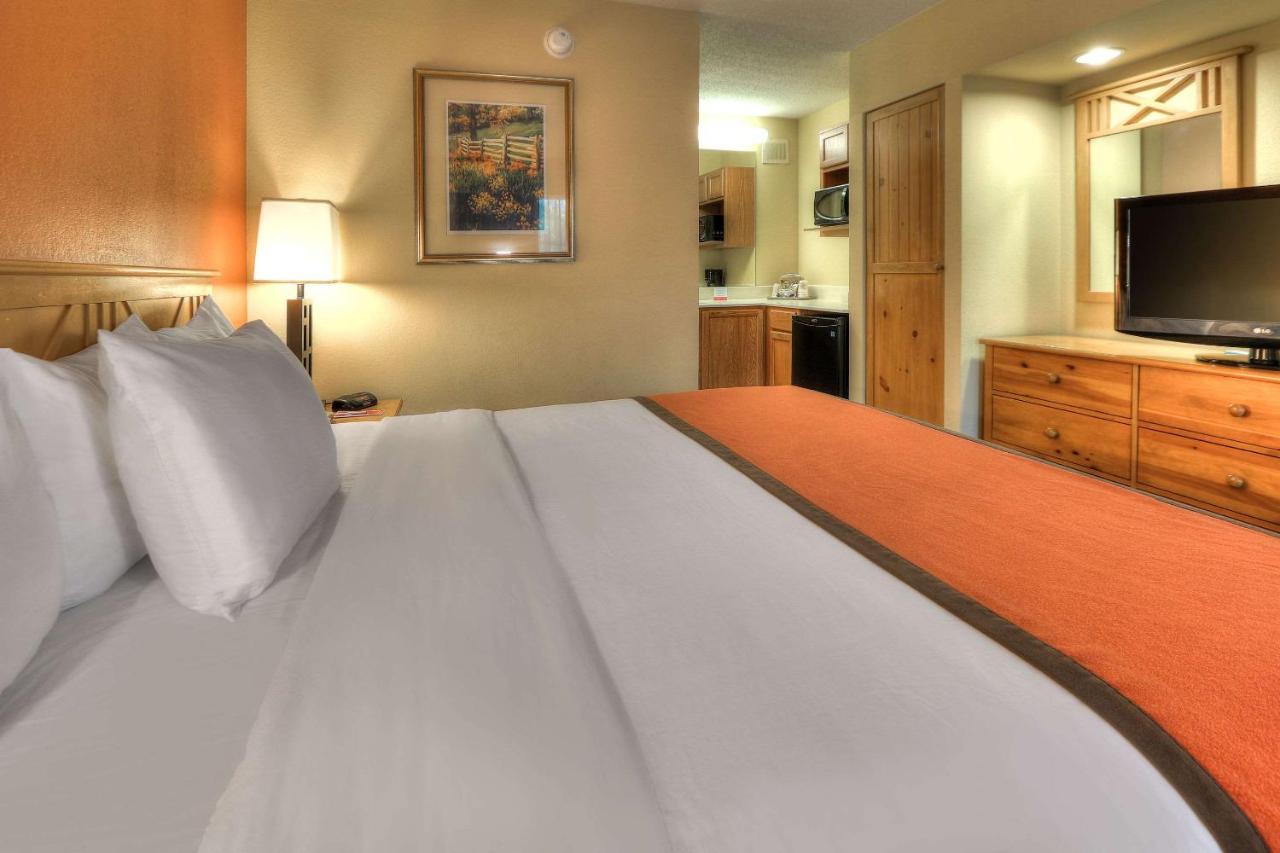 King Room at Econo Lodge Pigeon Forge Riverside