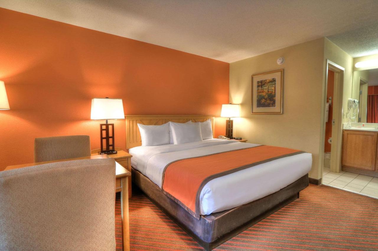 King Room at Econo Lodge Pigeon Forge Riverside