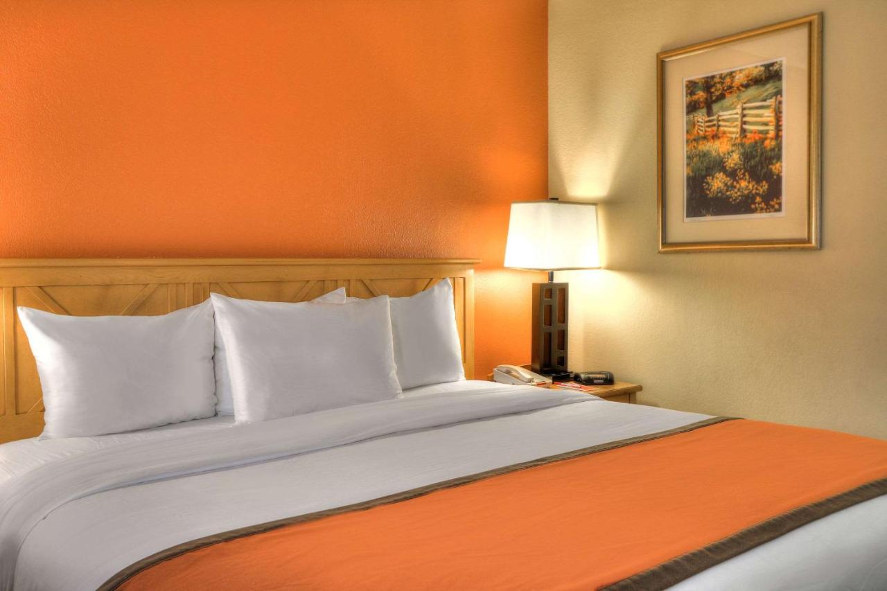 King Room at Econo Lodge Pigeon Forge Riverside