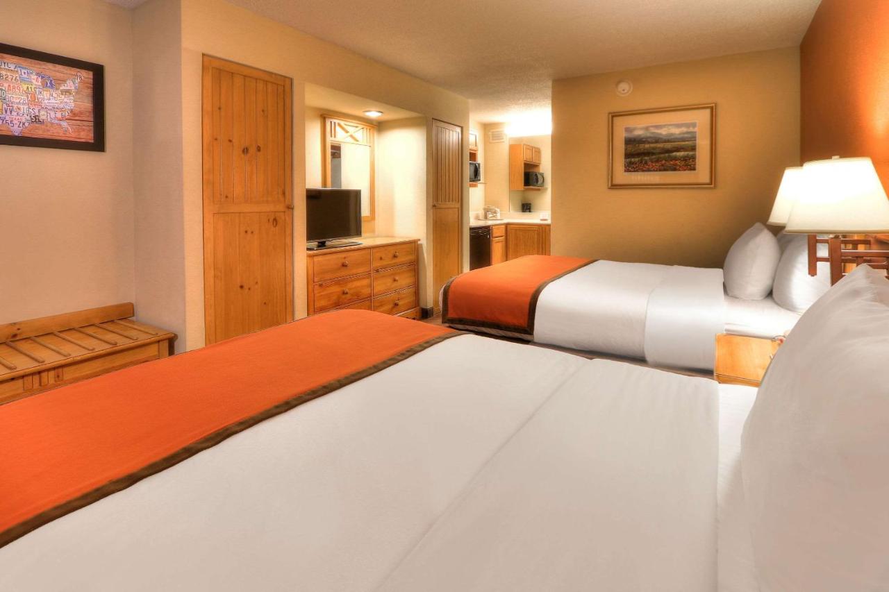 Queen Room - Non-Smoking at Econo Lodge Pigeon Forge Riverside