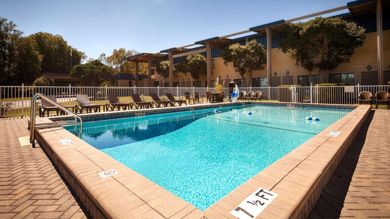 | Best Western Crossroads Inn