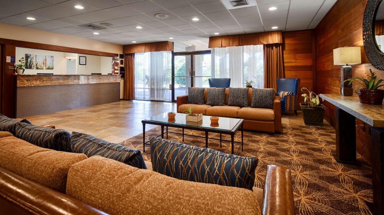 | Best Western Crossroads Inn