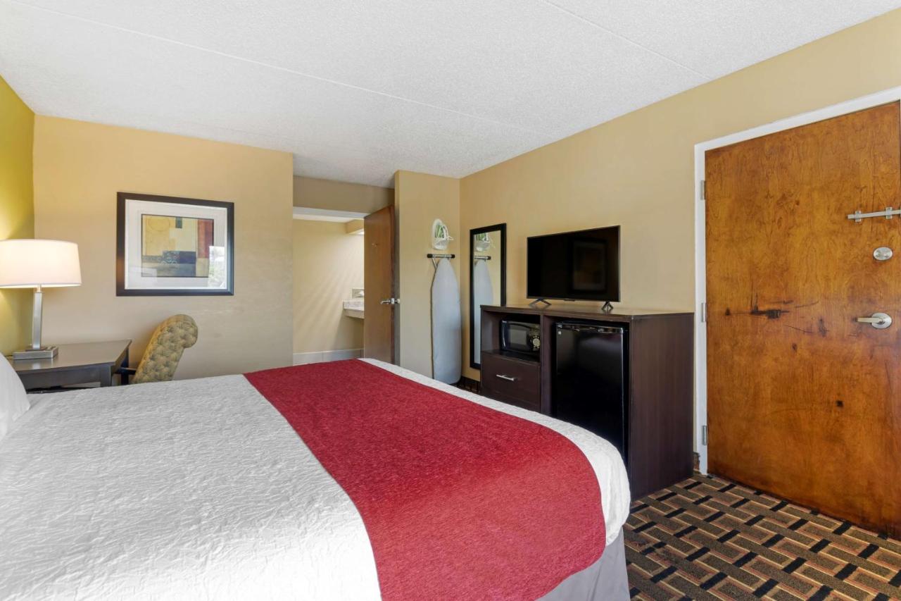 King Room with Mobility Accessible Tub - Smoking at SureStay Hotel by Best Western Lenoir City