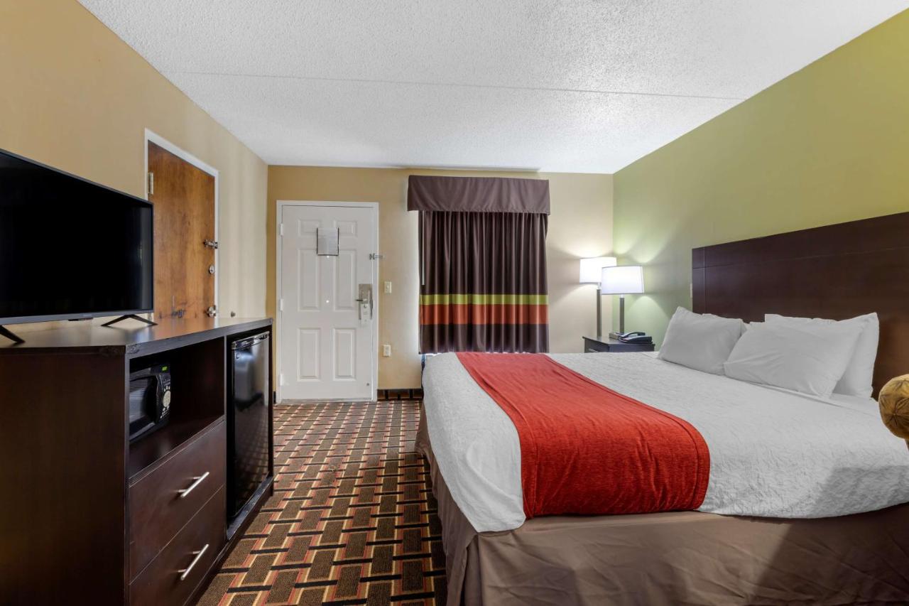 King Room with Mobility Accessible Tub - Smoking at SureStay Hotel by Best Western Lenoir City