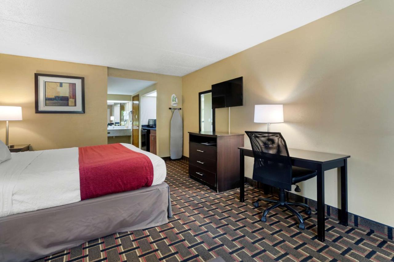 King Suite with Sofa Bed - Smoking at SureStay Hotel by Best Western Lenoir City