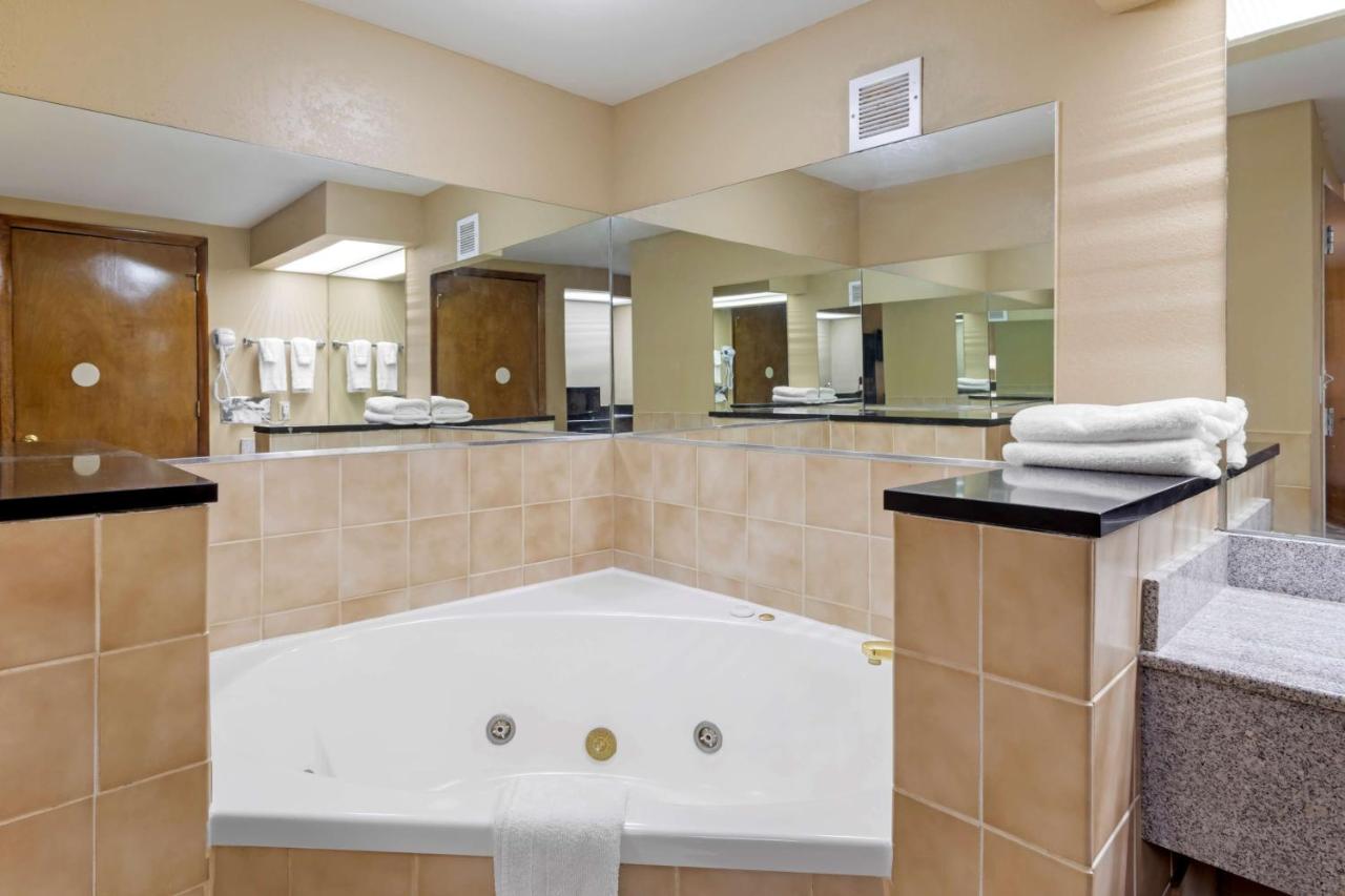 King Suite with Sofa Bed - Smoking at SureStay Hotel by Best Western Lenoir City