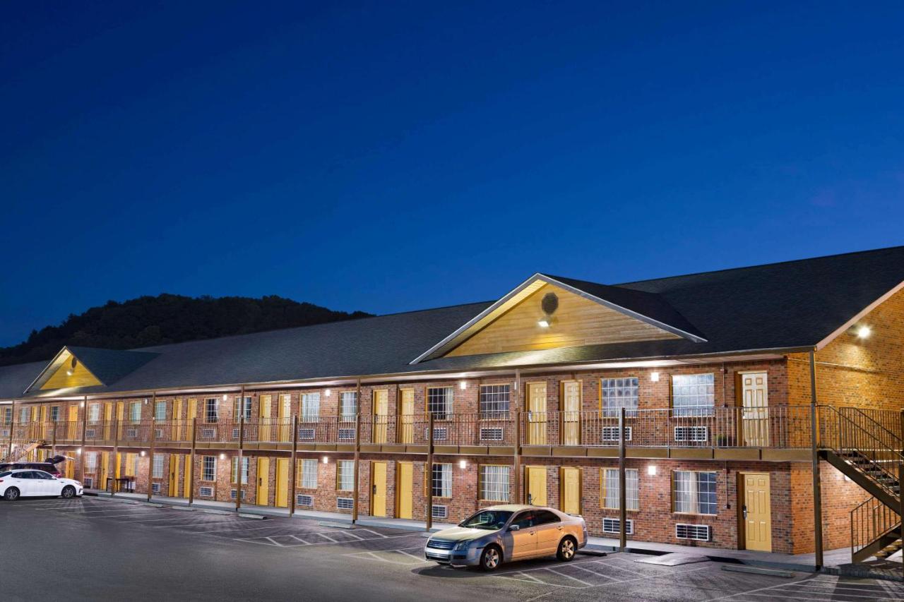 | Super 8 by Wyndham Whites Creek/ Nashville NW Area