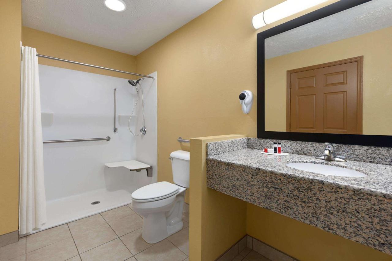 | Super 8 by Wyndham Whites Creek/ Nashville NW Area