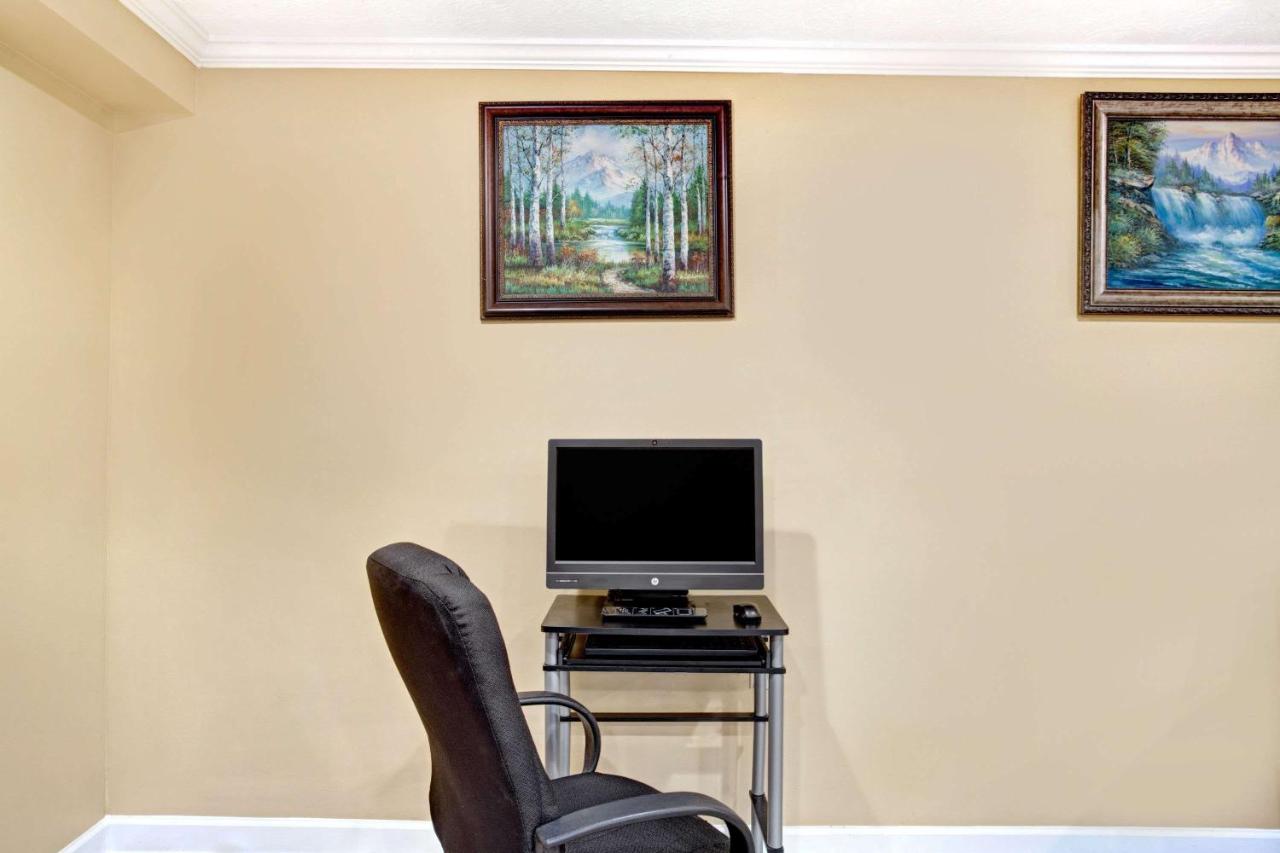 | Super 8 by Wyndham Whites Creek/ Nashville NW Area