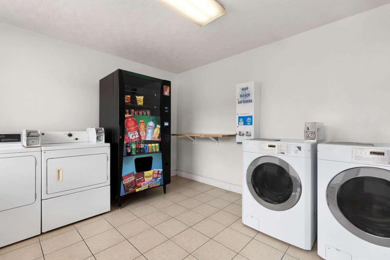 | Super 8 by Wyndham Whites Creek/ Nashville NW Area