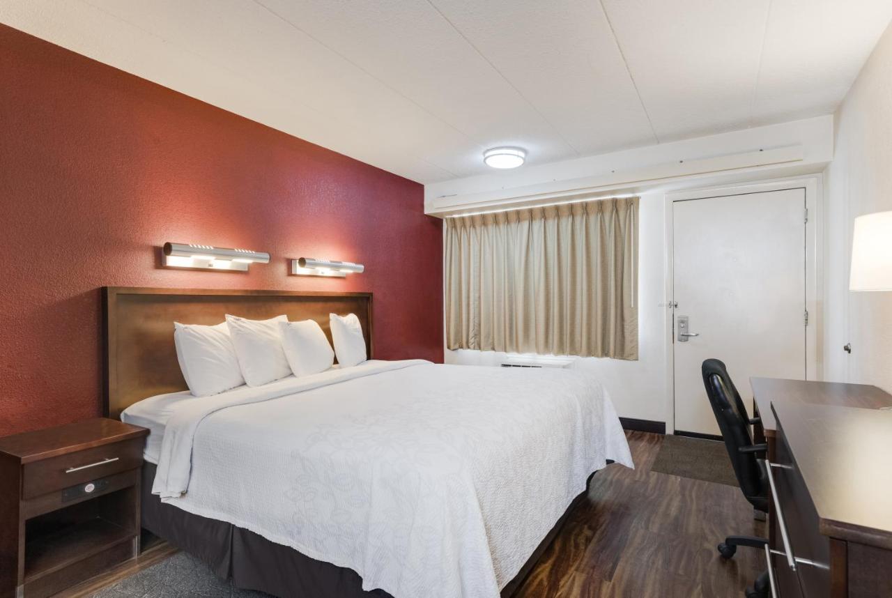 Deluxe King Room Disability Access Smoke Free at Super 8 by Wyndham Deerfield/Northbrook