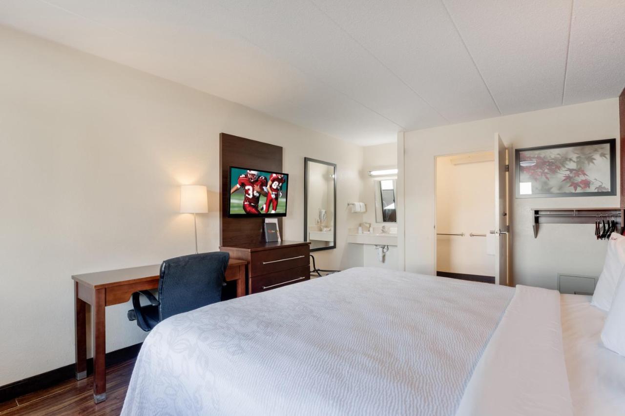 Deluxe King Room Disability Access Smoke Free at Super 8 by Wyndham Deerfield/Northbrook