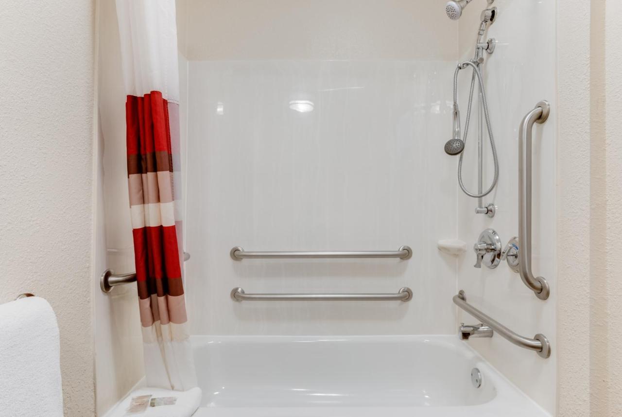 Deluxe King Room Disability Access Smoke Free at Super 8 by Wyndham Deerfield/Northbrook