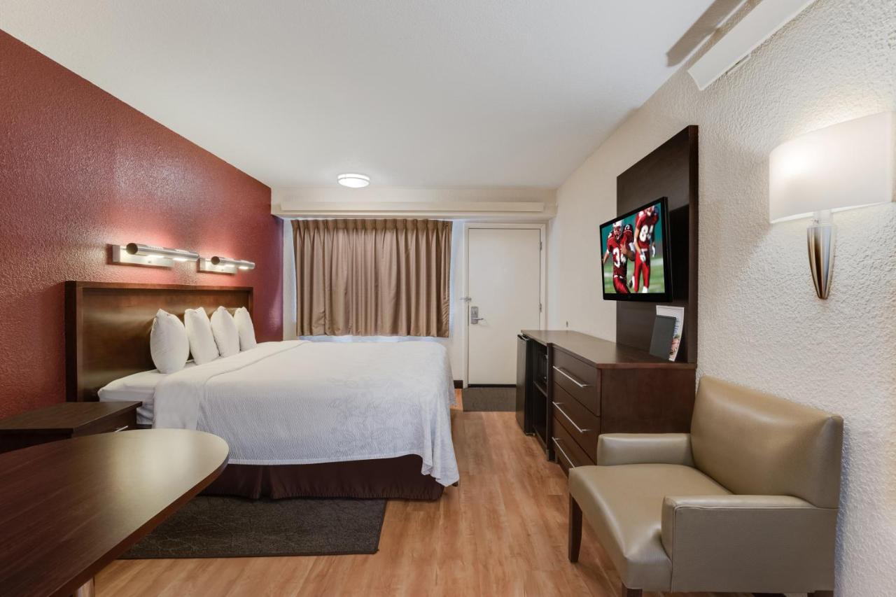 Superior King Room Smoke Free at Super 8 by Wyndham Deerfield/Northbrook