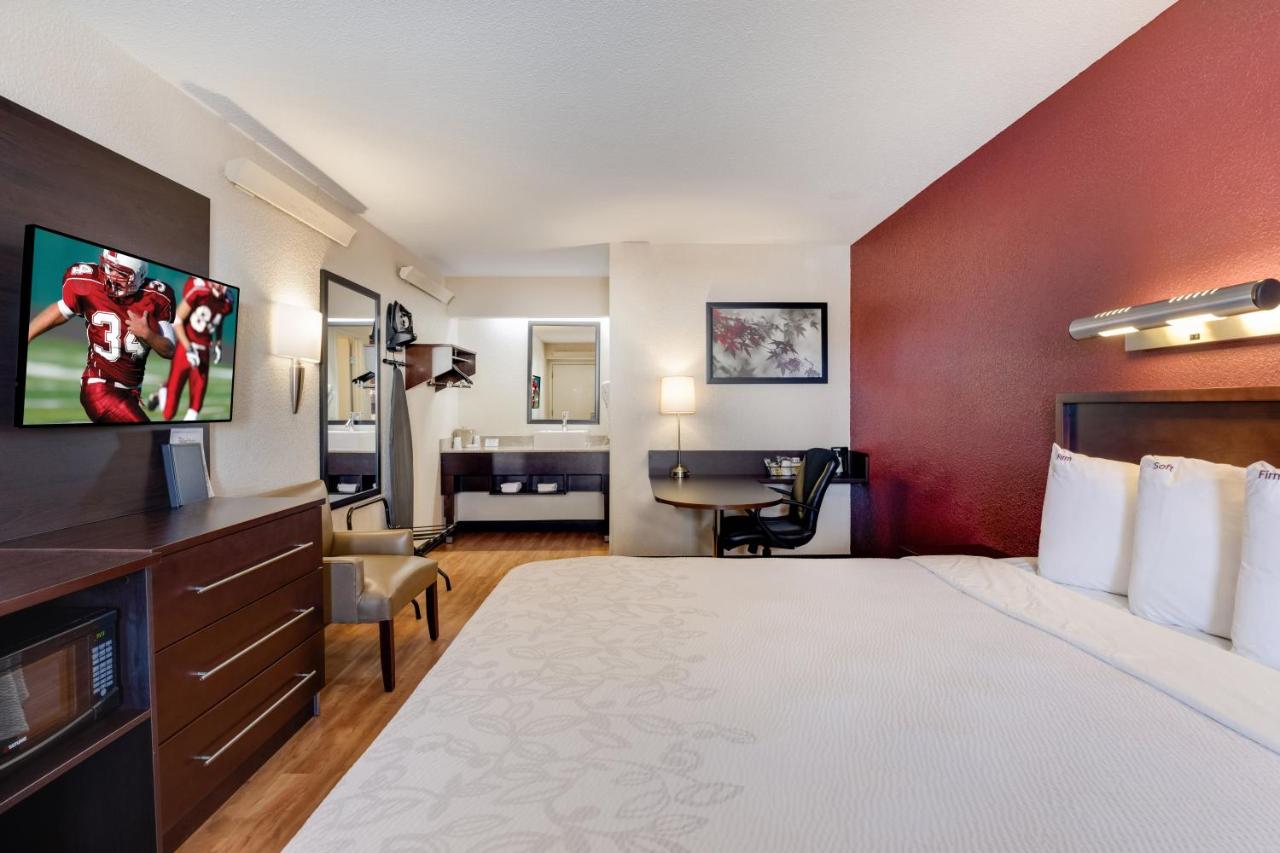 Superior King Room Smoke Free at Super 8 by Wyndham Deerfield/Northbrook