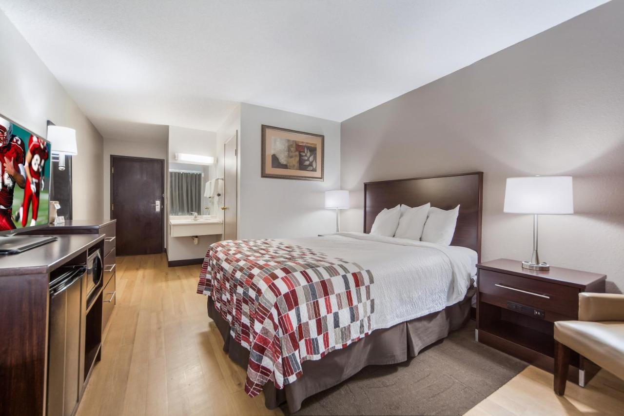 Deluxe Room with One Queen Bed Smoke Free at Red Roof Inn & Suites Omaha - Council Bluffs