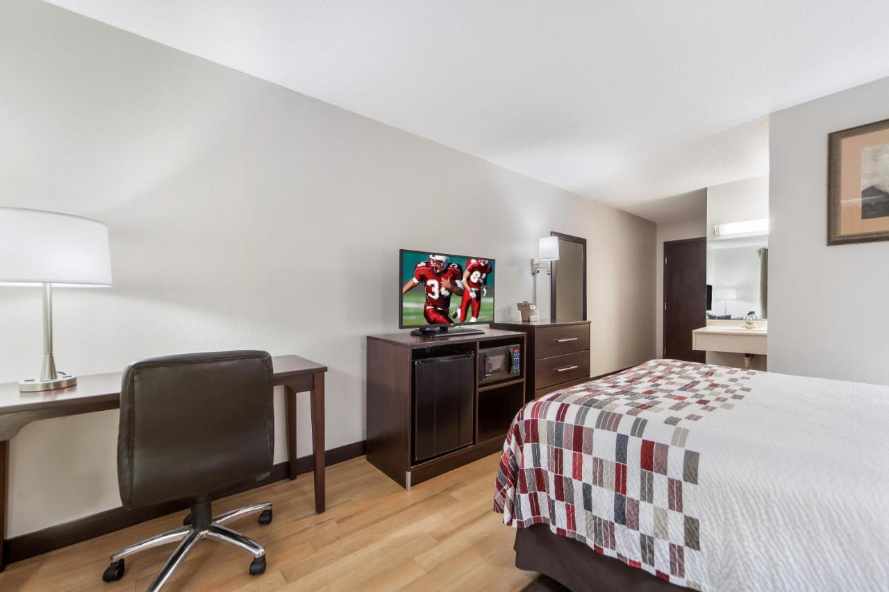 Deluxe Room with One Queen Bed Smoke Free at Red Roof Inn & Suites Omaha - Council Bluffs