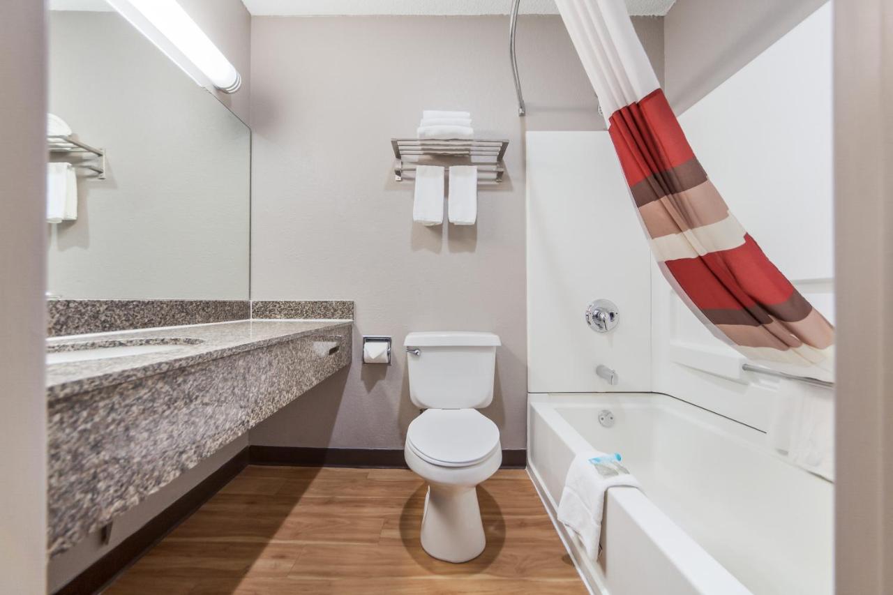 Suite King Room Smoke Free at Red Roof Inn & Suites Omaha - Council Bluffs