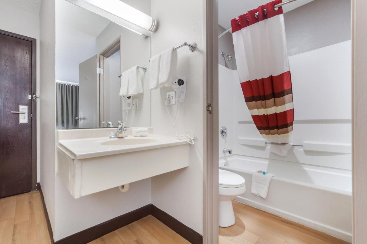 Deluxe Room with One Queen Bed Smoke Free at Red Roof Inn & Suites Omaha - Council Bluffs