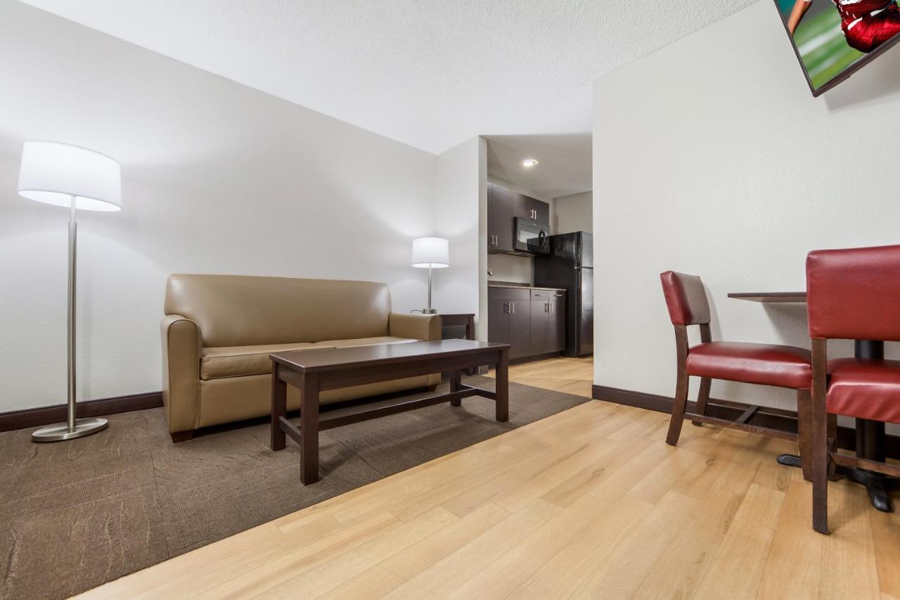 Suite King Room Smoke Free at Red Roof Inn & Suites Omaha - Council Bluffs