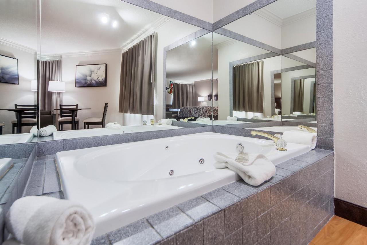 Suite King Room with Jacuzzi Smoke Free at Red Roof Inn PLUS+ Omaha - Council Bluffs