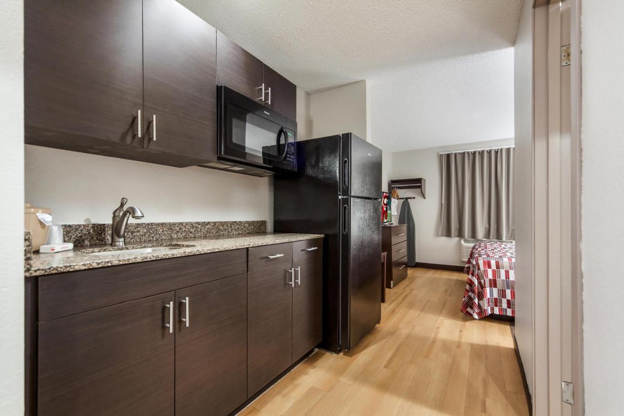 Suite King Room Smoke Free at Red Roof Inn & Suites Omaha - Council Bluffs