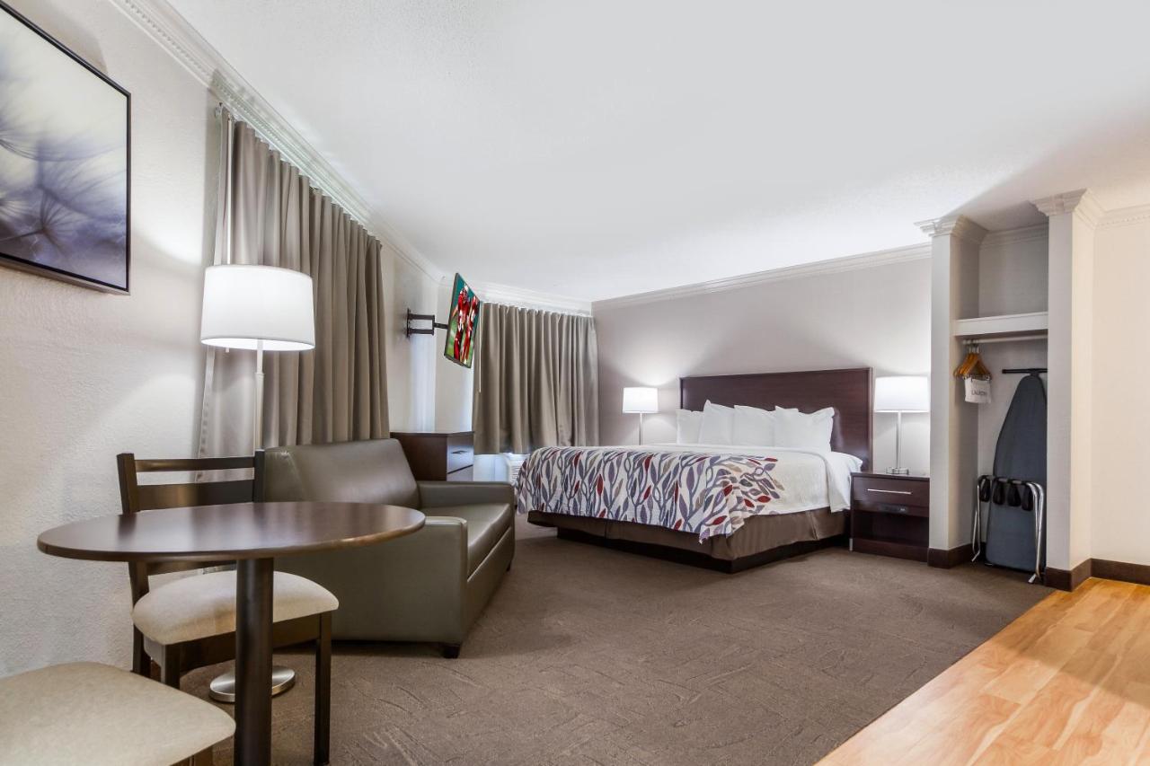 Suite King Room with Jacuzzi Smoke Free at Red Roof Inn PLUS+ Omaha - Council Bluffs