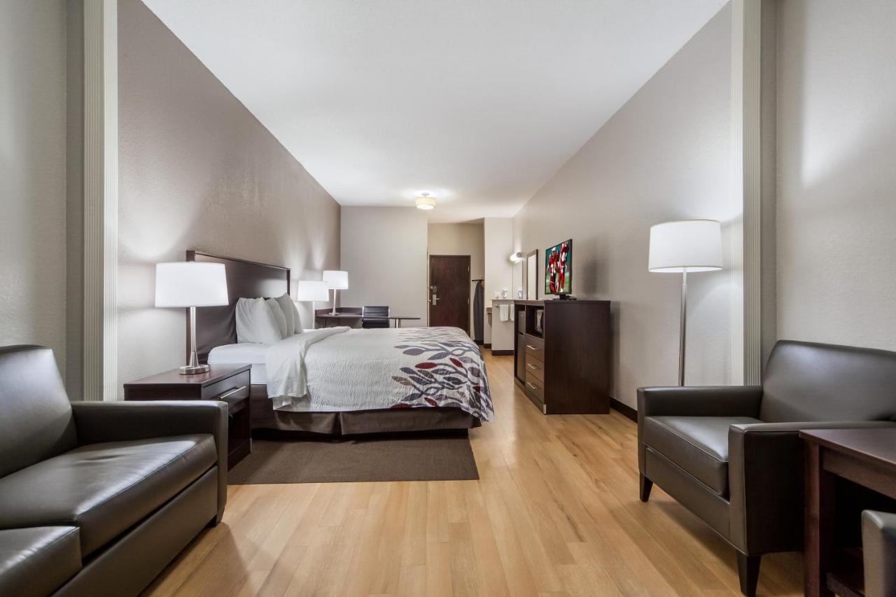 Superior King Room Smoke Free at Red Roof Inn PLUS+ Omaha - Council Bluffs