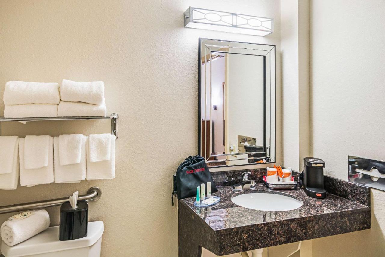King Room - Accessible/Non-Smoking at Quality Inn Berea
