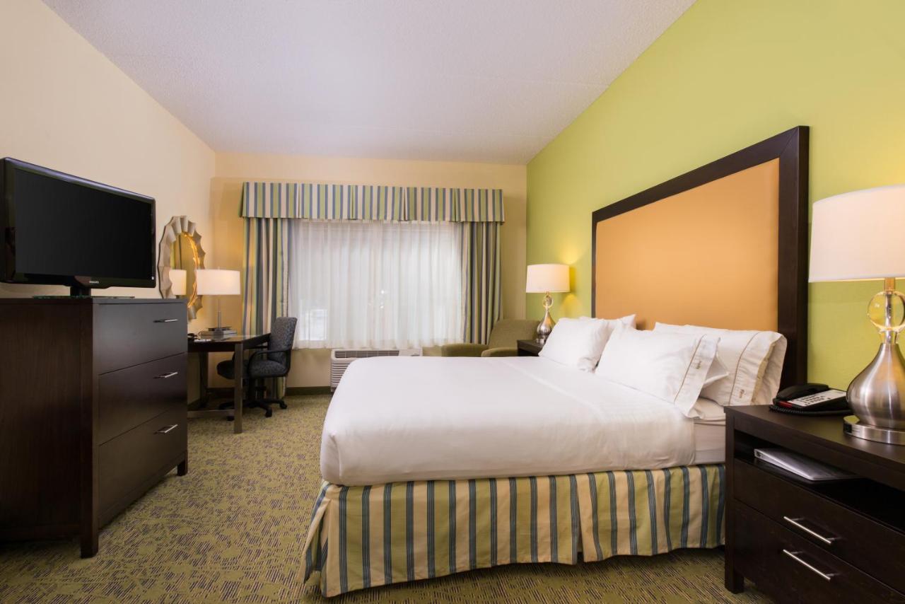 King Suite - Non-Smoking at Holiday Inn Express Hotel and Suites Scranton by IHG