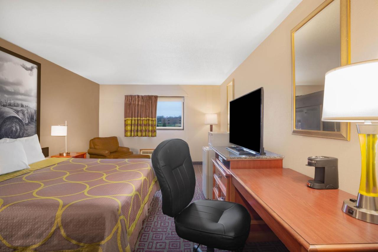 King Room - Non-Smoking at Super 8 by Wyndham Fort Madison