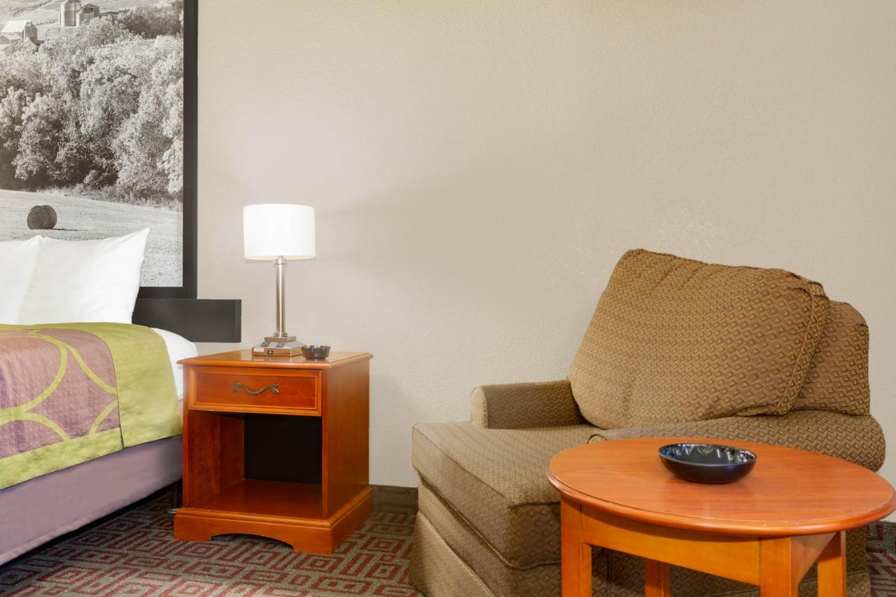 Queen Room - Smoking at Super 8 by Wyndham Fort Madison