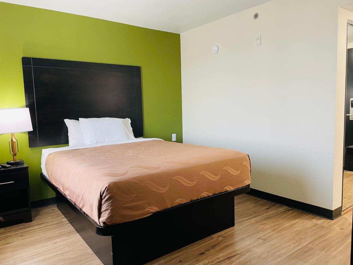 Queen Room - Non Smoking at Quality Inn & Suites Lake Charles South