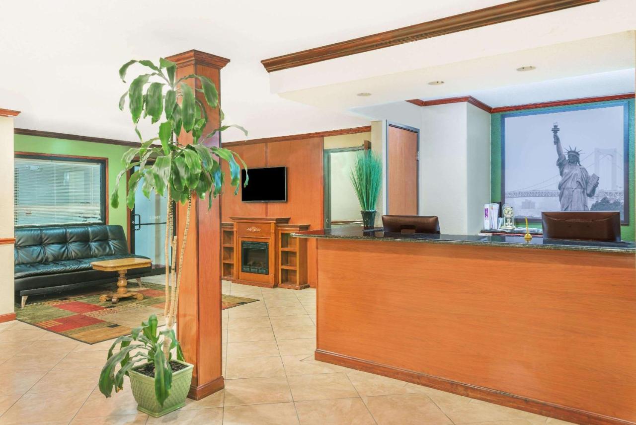 | Super 8 by Wyndham Tilton/Lake Winnipesaukee