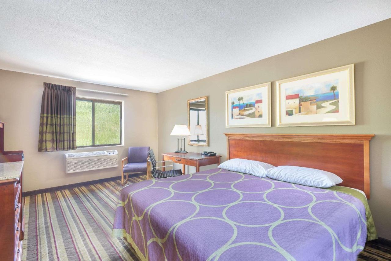 | Super 8 by Wyndham Tilton/Lake Winnipesaukee