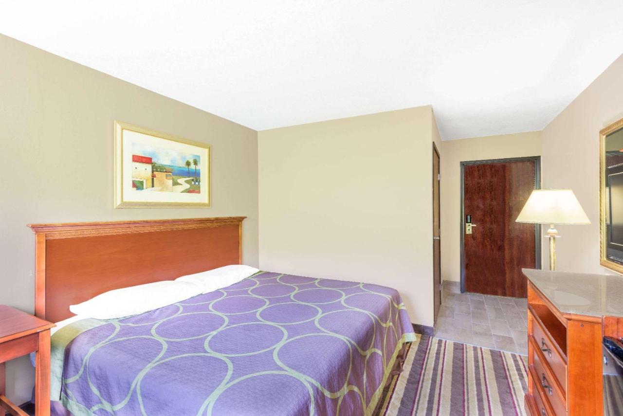 | Super 8 by Wyndham Tilton/Lake Winnipesaukee